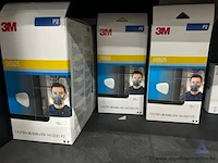 Metalen roldeurkast gevuld met diverse beschermingsmiddelen en filters, waaronder ademhalingsmaskers en filters van 3m en sundström, en beschermende kleding van finixa. - afbeelding 2 van  6