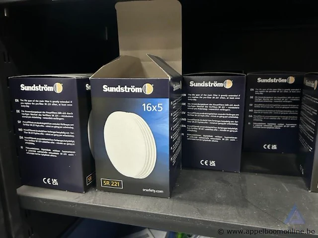 Metalen roldeurkast gevuld met diverse beschermingsmiddelen en filters, waaronder ademhalingsmaskers en filters van 3m en sundström, en beschermende kleding van finixa. - afbeelding 3 van  6