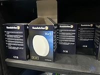 Metalen roldeurkast gevuld met diverse beschermingsmiddelen en filters, waaronder ademhalingsmaskers en filters van 3m en sundström, en beschermende kleding van finixa. - afbeelding 3 van  6