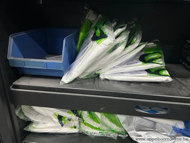 Metalen roldeurkast gevuld met diverse beschermingsmiddelen en filters, waaronder ademhalingsmaskers en filters van 3m en sundström, en beschermende kleding van finixa. - afbeelding 4 van  6