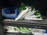 Metalen roldeurkast gevuld met diverse beschermingsmiddelen en filters, waaronder ademhalingsmaskers en filters van 3m en sundström, en beschermende kleding van finixa. - afbeelding 4 van  6