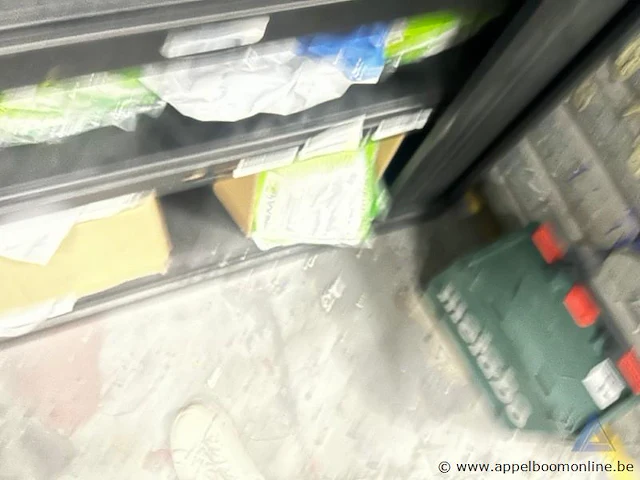 Metalen roldeurkast gevuld met diverse beschermingsmiddelen en filters, waaronder ademhalingsmaskers en filters van 3m en sundström, en beschermende kleding van finixa. - afbeelding 5 van  6