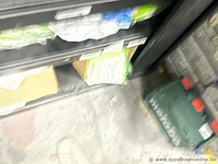 Metalen roldeurkast gevuld met diverse beschermingsmiddelen en filters, waaronder ademhalingsmaskers en filters van 3m en sundström, en beschermende kleding van finixa. - afbeelding 5 van  6