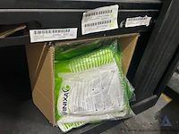Metalen roldeurkast gevuld met diverse beschermingsmiddelen en filters, waaronder ademhalingsmaskers en filters van 3m en sundström, en beschermende kleding van finixa. - afbeelding 6 van  6