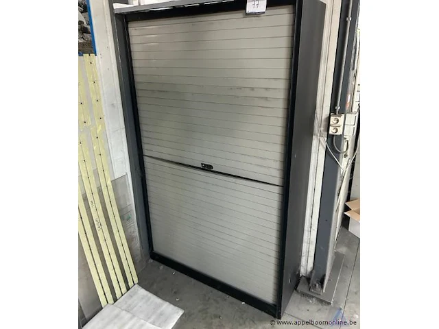 Metalen roldeurkast inhoudend diverse elektronische componenten, led-strips en kabels - afbeelding 1 van  3