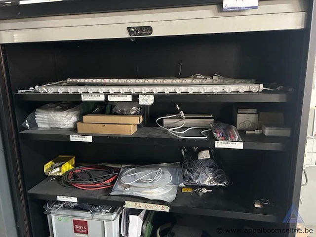 Metalen roldeurkast inhoudend diverse elektronische componenten, led-strips en kabels - afbeelding 2 van  3