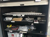 Metalen roldeurkast inhoudend diverse elektronische componenten, led-strips en kabels - afbeelding 2 van  3