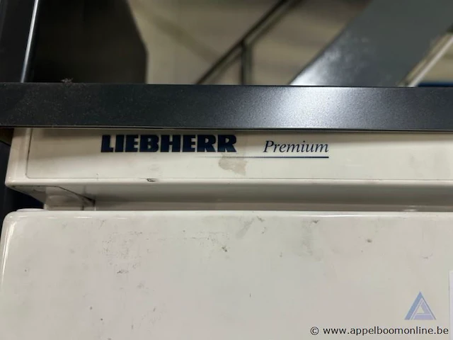 Metalen roldeurkast met diverse elektriciteits- en verlichtingsmaterialen, waaronder kabels en lucoled led-modules. - afbeelding 1 van  5