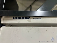 Metalen roldeurkast met diverse elektriciteits- en verlichtingsmaterialen, waaronder kabels en lucoled led-modules.