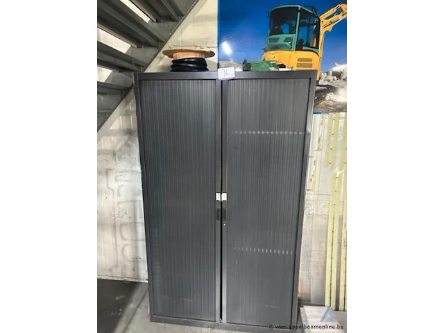 Metalen roldeurkast met diverse elektriciteits- en verlichtingsmaterialen, waaronder kabels en lucoled led-modules. - afbeelding 2 van  5