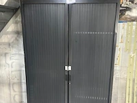 Metalen roldeurkast met diverse elektriciteits- en verlichtingsmaterialen, waaronder kabels en lucoled led-modules. - afbeelding 2 van  5