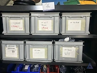 Metalen roldeurkast met diverse elektriciteits- en verlichtingsmaterialen, waaronder kabels en lucoled led-modules. - afbeelding 3 van  5