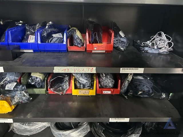 Metalen roldeurkast met diverse elektriciteits- en verlichtingsmaterialen, waaronder kabels en lucoled led-modules. - afbeelding 4 van  5