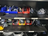 Metalen roldeurkast met diverse elektriciteits- en verlichtingsmaterialen, waaronder kabels en lucoled led-modules. - afbeelding 4 van  5