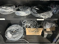 Metalen roldeurkast met diverse elektriciteits- en verlichtingsmaterialen, waaronder kabels en lucoled led-modules. - afbeelding 5 van  5