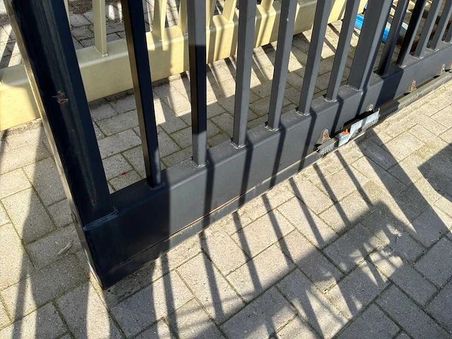 Metalen schuifpoort - afbeelding 8 van  9