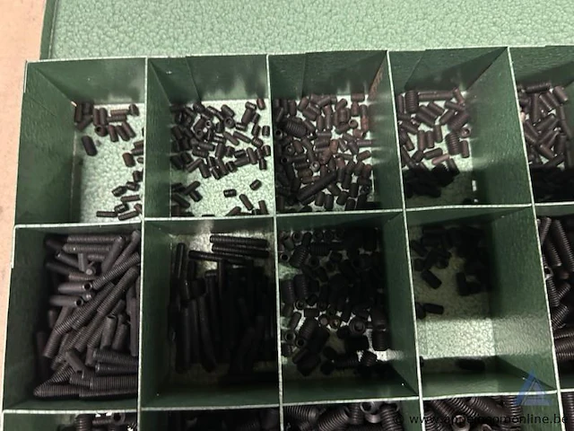 Metalen sorteerdoos met diverse schroeven. - afbeelding 2 van  3