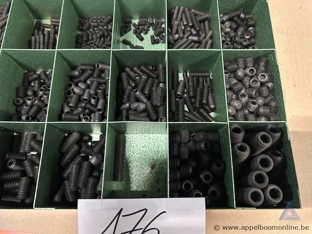 Metalen sorteerdoos met diverse schroeven. - afbeelding 3 van  3