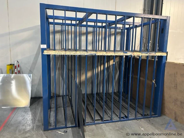 Metalen staand opslagrek met twee niveaus, elk voorzien van meerdere verticale compartimenten. - afbeelding 1 van  1