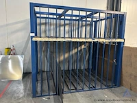 Metalen staand opslagrek met twee niveaus, elk voorzien van meerdere verticale compartimenten.