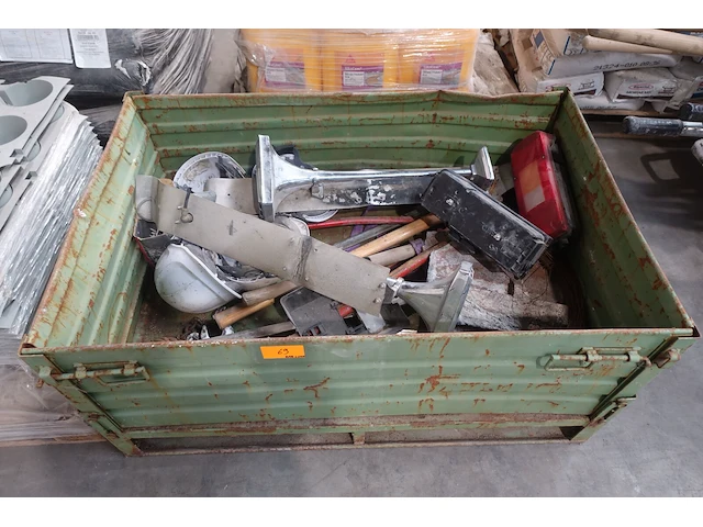 Metalen stapelbak + inhoud - afbeelding 1 van  4