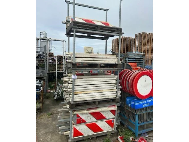 Metalen stapelrek inhoudend diverse signalisatiepanelen - afbeelding 1 van  1
