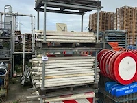 Metalen stapelrek inhoudend diverse signalisatiepanelen