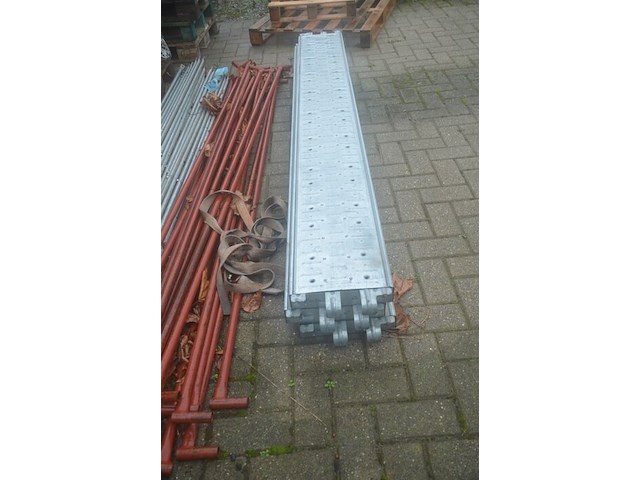 Metalen stelling bestaande uit pvc bak met hulpstukken en onderdelen, 3 loopplatforms, 18 stelling elementen (1) - afbeelding 2 van  10