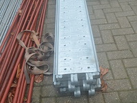 Metalen stelling bestaande uit pvc bak met hulpstukken en onderdelen, 3 loopplatforms, 18 stelling elementen (1) - afbeelding 2 van  10