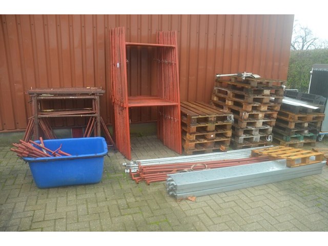 Metalen stelling bestaande uit pvc bak met hulpstukken en onderdelen, 3 loopplatforms, 18 stelling elementen (1) - afbeelding 1 van  10