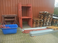 Metalen stelling bestaande uit pvc bak met hulpstukken en onderdelen, 3 loopplatforms, 18 stelling elementen (1) - afbeelding 1 van  10