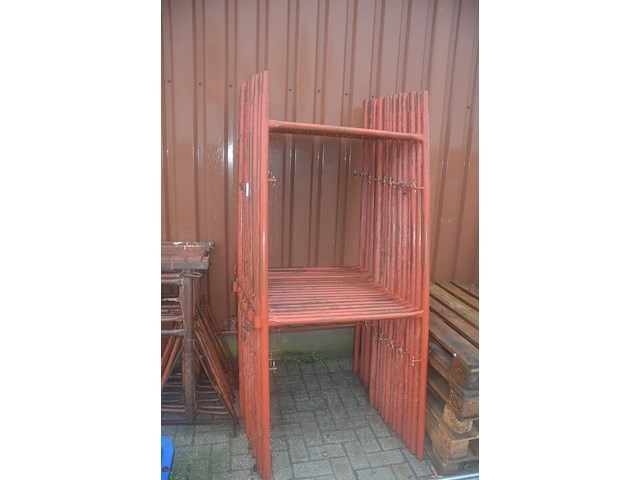 Metalen stelling bestaande uit pvc bak met hulpstukken en onderdelen, 3 loopplatforms, 18 stelling elementen (1) - afbeelding 4 van  10