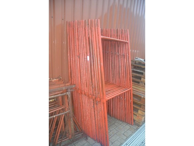 Metalen stelling bestaande uit pvc bak met hulpstukken en onderdelen, 3 loopplatforms, 18 stelling elementen (1) - afbeelding 6 van  10