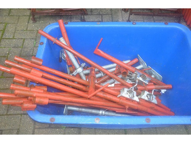 Metalen stelling bestaande uit pvc bak met hulpstukken en onderdelen, 3 loopplatforms, 18 stelling elementen (1) - afbeelding 7 van  10