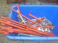 Metalen stelling bestaande uit pvc bak met hulpstukken en onderdelen, 3 loopplatforms, 18 stelling elementen (1) - afbeelding 7 van  10