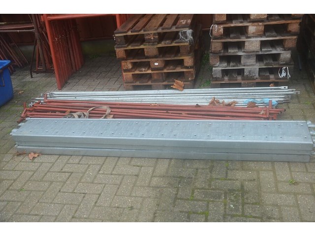 Metalen stelling bestaande uit pvc bak met hulpstukken en onderdelen, 3 loopplatforms, 18 stelling elementen (1) - afbeelding 9 van  10
