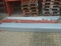 Metalen stelling bestaande uit pvc bak met hulpstukken en onderdelen, 3 loopplatforms, 18 stelling elementen (1) - afbeelding 9 van  10
