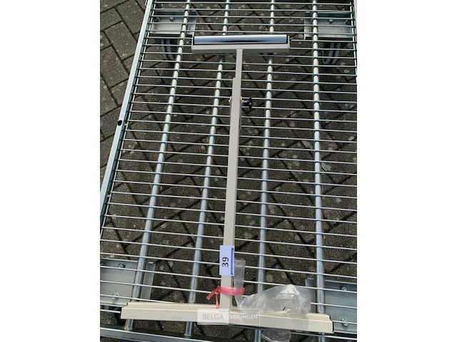 Metalen steun met rol - afbeelding 1 van  1