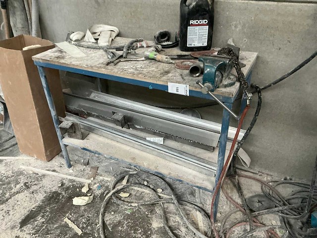 Metalen tafel met bankschroef - afbeelding 1 van  3