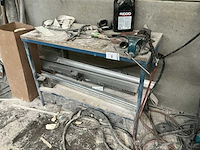 Metalen tafel met bankschroef - afbeelding 1 van  3