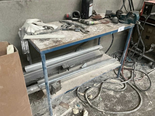 Metalen tafel met bankschroef - afbeelding 2 van  3