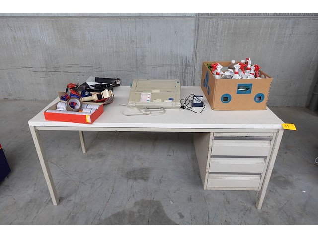 Metalen tafel met inhoud - afbeelding 1 van  5