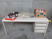 Metalen tafel met inhoud - afbeelding 1 van  5