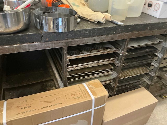 Metalen tafel met natuurstenen werkblad - afbeelding 2 van  3