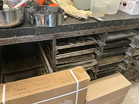 Metalen tafel met natuurstenen werkblad - afbeelding 2 van  3