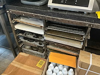 Metalen tafel met natuurstenen werkblad - afbeelding 3 van  3