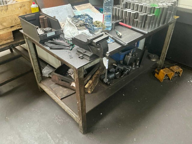 Metalen tafel - afbeelding 2 van  3