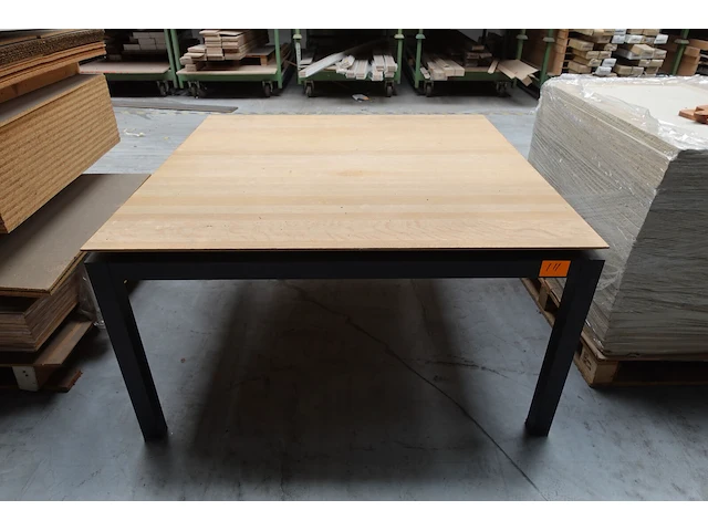 Metalen tafel - afbeelding 1 van  3