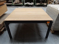 Metalen tafel