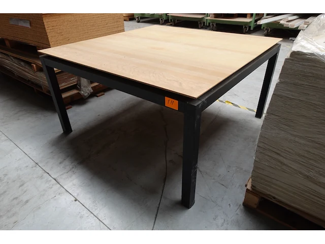 Metalen tafel - afbeelding 2 van  3